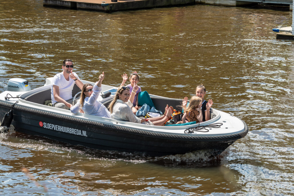 Varend gezin in Breda bij Sloepverhuur Breda