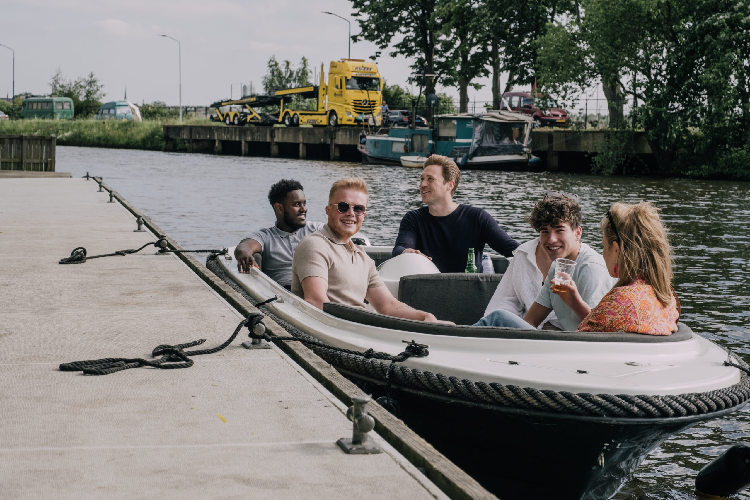 Teamuitje aan de steiger bij Sloepverhuur Breda